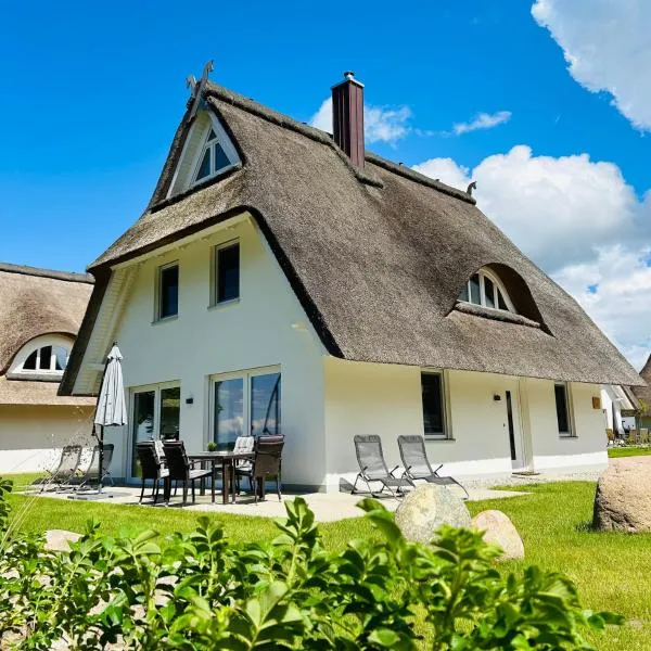 Reetdach-Ferienhaus "ANNI" mit direktem Meerblick, Sauna und Kamin, hôtel à Pepelow