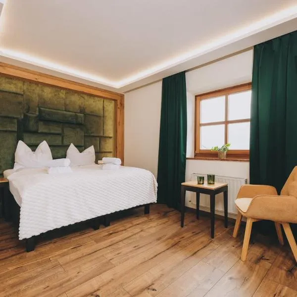 Hotel Gasthof Mitteregger - Best Place in Town with summercard, hotel v Kaprune
