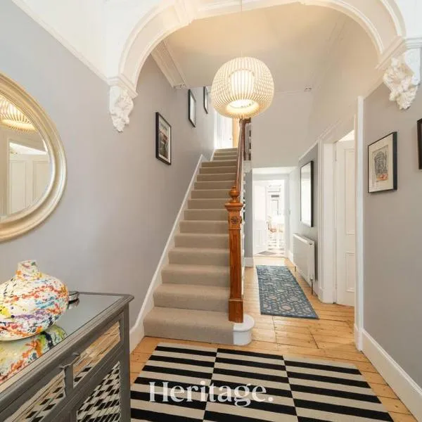 Sunnybrae House, Family Getaway with Hot tub, Stonehaven, hotel v destinaci Stonehaven