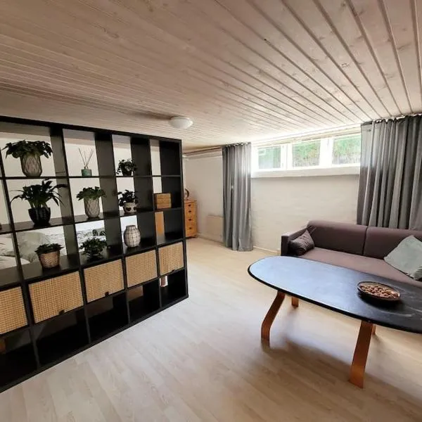 Cozy basement apartment in the center, hotel v destinaci Hirtshals