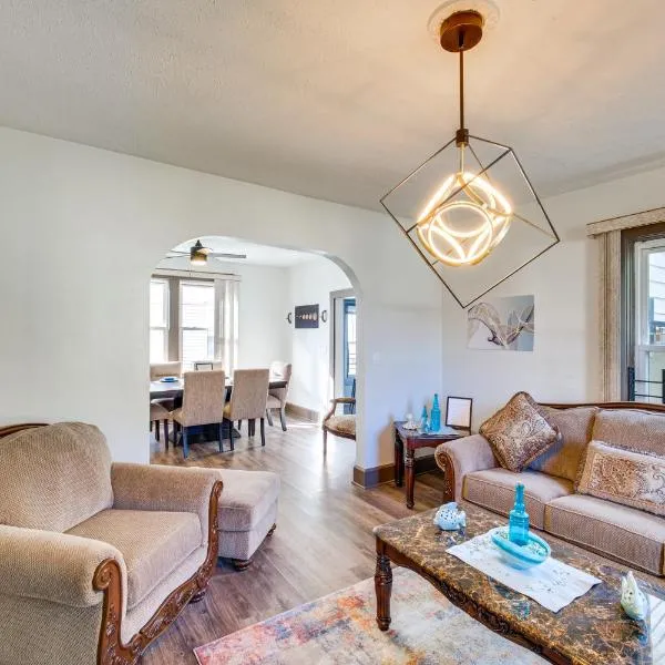 4 Mi to Dtwn: Home w/ Patio in Cleveland!, hotel sa Cleveland