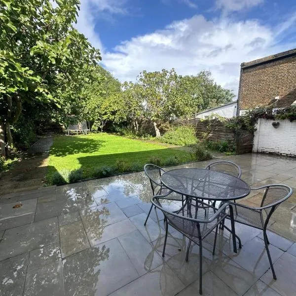 Beautiful Living 4 Bedroom Home, hotel in London