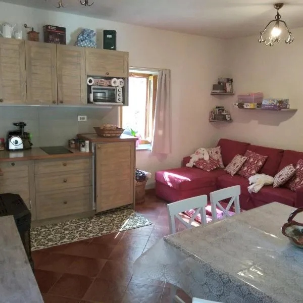 Casetta immersa nella natura, hotel v destinácii Ostana