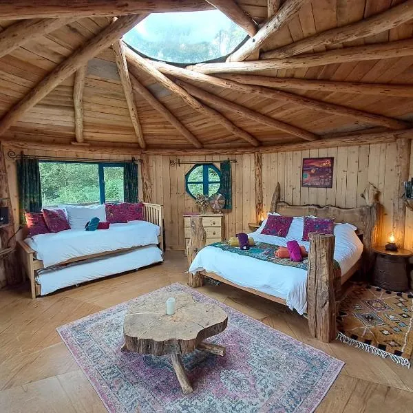 Magical Offgrid Roundhouse in Eryri, hotel v destinaci Machynlleth