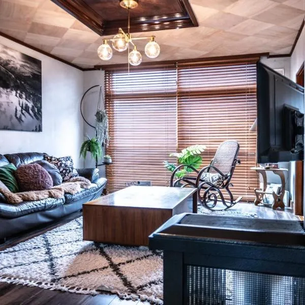 街中まで徒歩圏内のリラックスできる貸し切り和モダン一軒家, hotel v destinaci Kurokawamachi