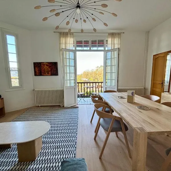 Mermoz Vue Mer, Parking, hotel in Deauville