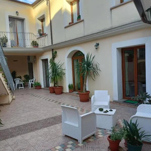 Giarranas House - Apartment with coutyard, hotel in Villacidro