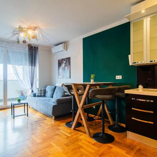 Flexible SelfCheckIns 114 - Zagreb - Bedroom - Loggia, hotel in Zagreb