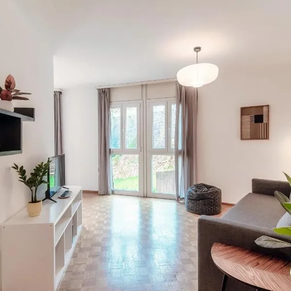 Pink Flat 2 by Quokka 360 - At the border of Switzerland, hotel in Chiasso