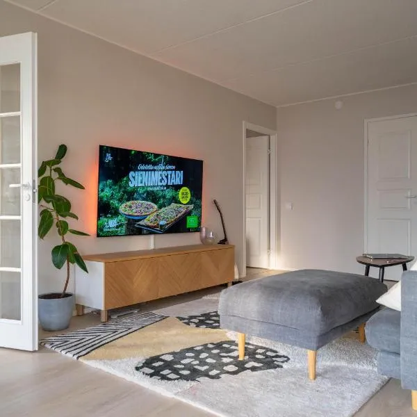 Moderni saunallinen asunto keskustassa ilmaisella parkkipaikalla, hotel v destinaci Järvenpää