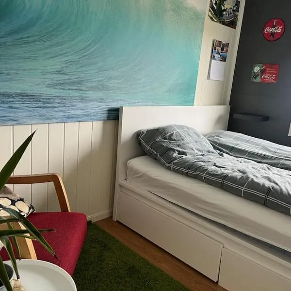 Eget rom og bad med delt kjøkken, 15 minutter fra Trondheim, hotel in Malvik