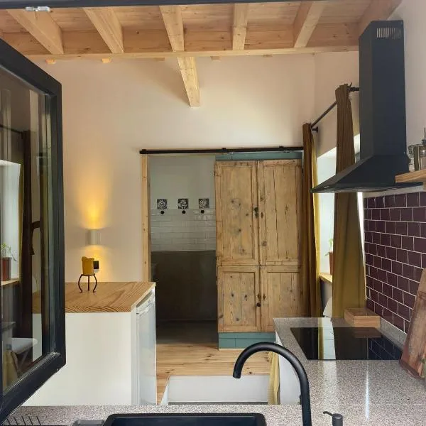 Ideal Summer cabin 1 km from arrifana beach、アルジェズールのホテル