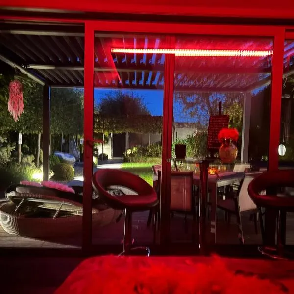 La chambre du puits avec 2 jacuzzis , sauna et Hammam privatif, hotel v destinaci Tournai