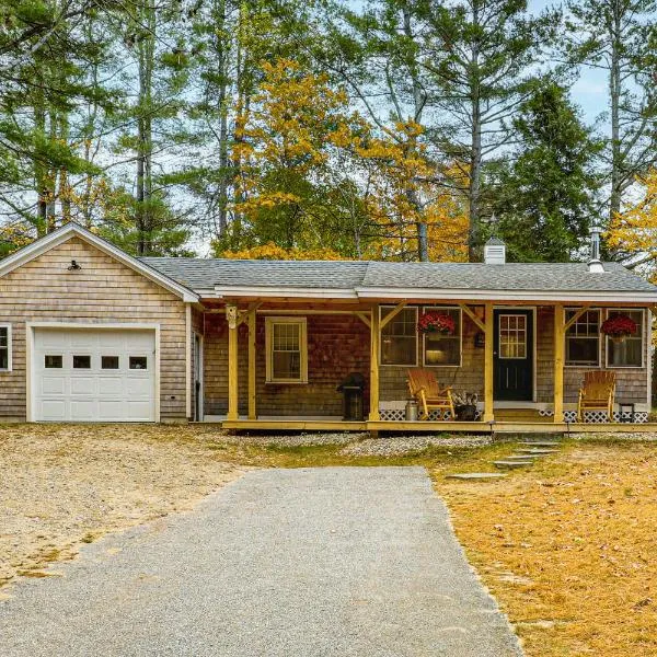 New London Cottage with Grill, Lake and Beach Access, hotel v destinaci New London