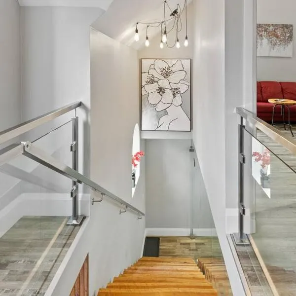 ENTIRE BACHELOR UNIT EN-SUITE ACROSS FROM GOOGLE - br4, hotel in Kitchener