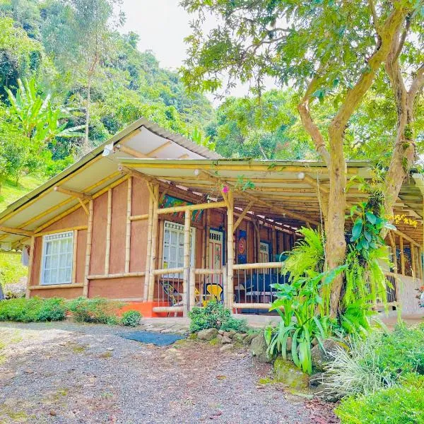 Hospedate entre Cascadas, Senderos y Paisajes Naturales, hotelli kohteessa Jardin