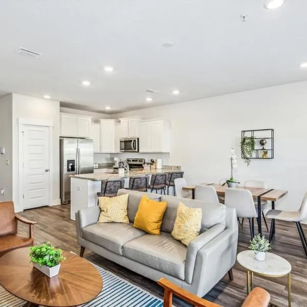 LUXURY TOWNHOME NEAR DOWNTOWN AND PENSACOLA BEACH, hotel v destinaci Pensacola