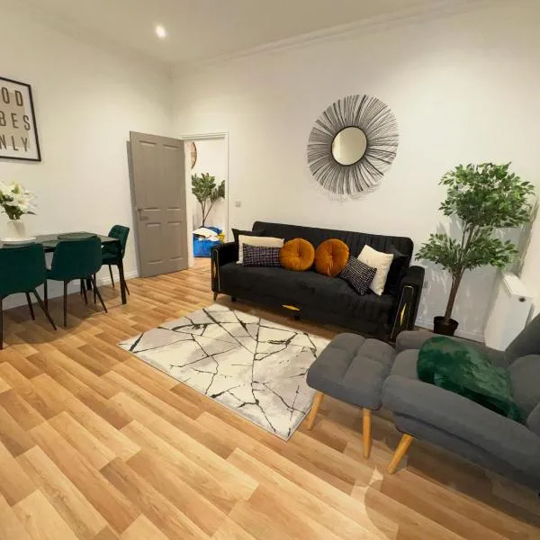 Manchester - 4 Beds - Sleeps 7 - Street Parking, hotel in Manchester