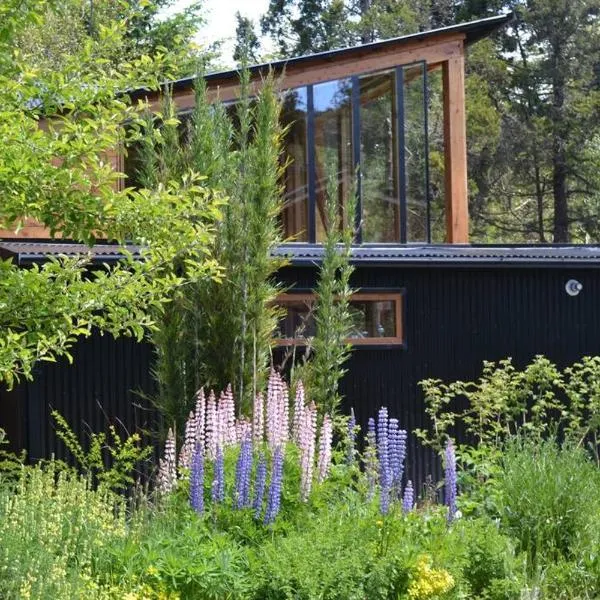 Casa moderna en el bosque, hotel v destinaci Villa La Angostura