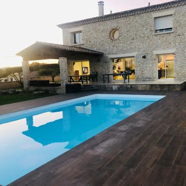 LA BASTIDE DU SOLEIL avec piscine, calme, randonnée à proximité, hotel in Allegre Les Fumades