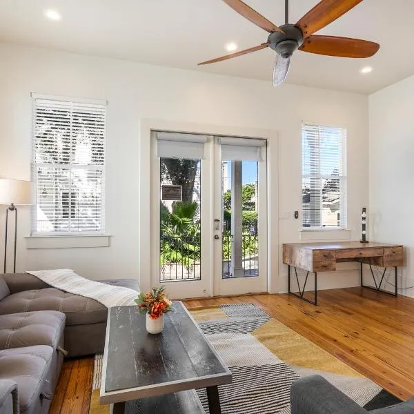 Amazing 3BR Cottage off St Charles with Pool, hotel v destinaci New Orleans