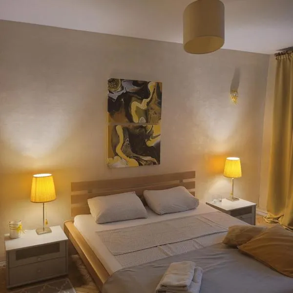 Sunflower Apartment near Kyiv airport & railway station & center city!, hotell i Kiev