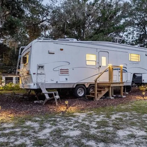 Half Moon Lake Retreat, hotel in Melrose