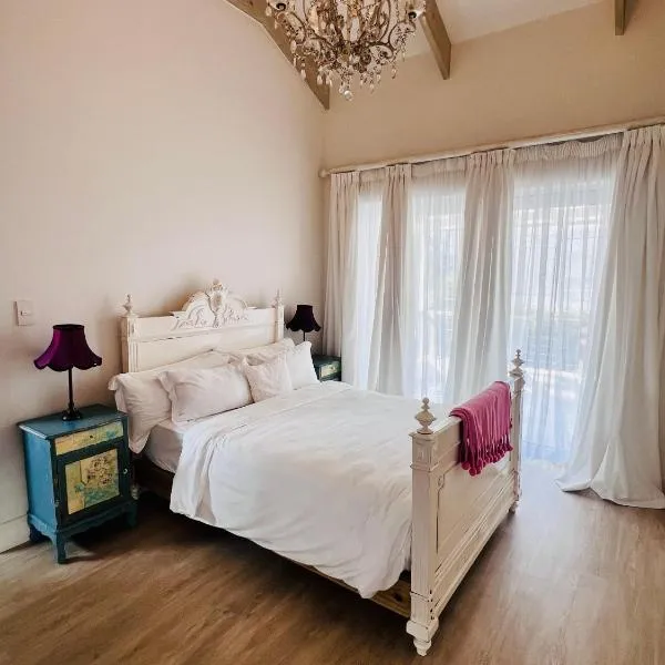 Chantelly seefront apartment, hotel in Reebok