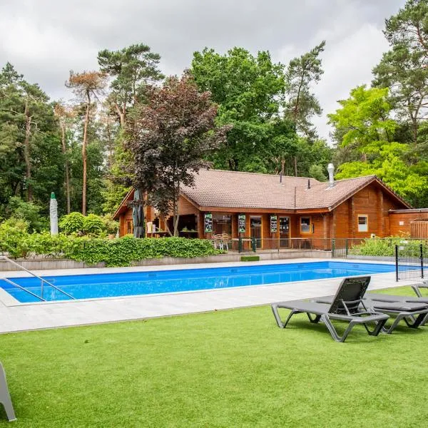 StayatSas Pippa grote omheinde tuin, gebruik van zwembad, stijlvol ingericht, middenin het bos met veel privacy, restaurant op park, hotel Doornspijkben