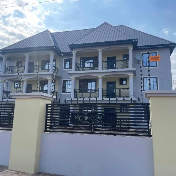 Caroline Appt -spacious deluxe 2 bedroom appt, hotel in Accra