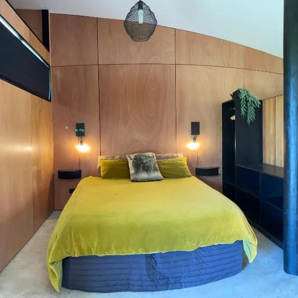 Studio Shed in The Paddocks, Hotel in Oakura