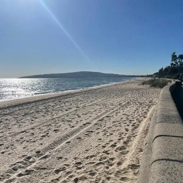 Beach front unit in Capel Sound, hotel em Capel Sound