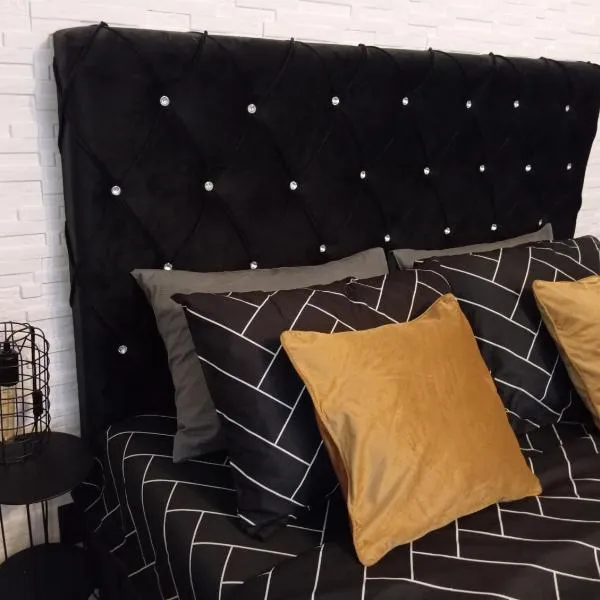 Black Diamond Lux - deluxe riverside apartment โรงแรมในSenta