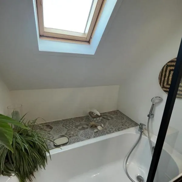 Chambre et salle de bain privée, hotel in Santes