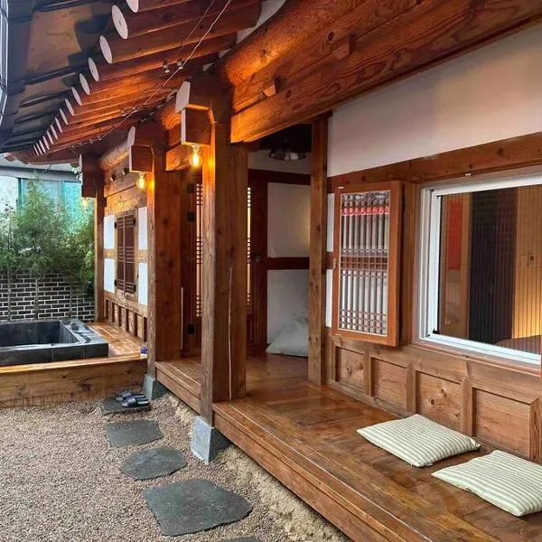 Hanok village private house with jacuzzi Aboy, hotel v destinaci Čondžu