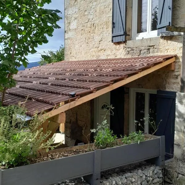 Maison rénové en pierre, hotel in Crotenay