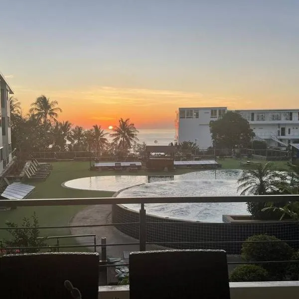 Karon Beach Large 2 bedrooms & living room Seaview apartment, Hotel in Strand Karon