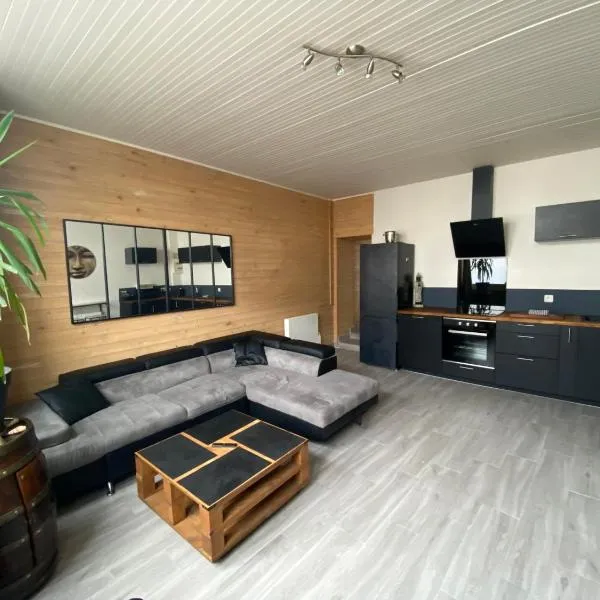 Appartement chaleureux avec terrasse en centre ville proche mer, hotel in Saint-Nazaire