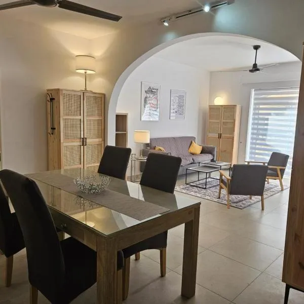 Town Centre Bright & Spacious apt, hôtel à Għajnsielem