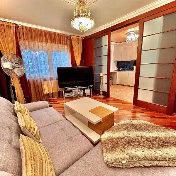 Exclusive Golden Sands apartment, hotel in Rīga