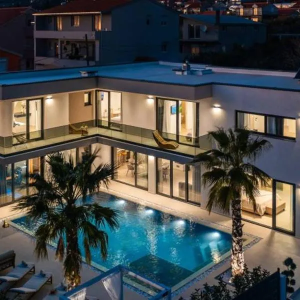 Luxury Villa My Wish with Pool, khách sạn ở Kastel Stari