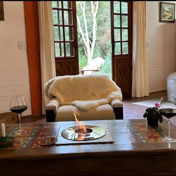 CHALÉ AZALÉA Lindo chalé NO CAMPO com roupas de cama e banho impecáveis, Wi-Fi StarLink de alta velocidade, cozinha equipada, estacionamento privativo, decks, jardins, lareiras, conforto, privacidade e belíssimas paisagens - Foto 4