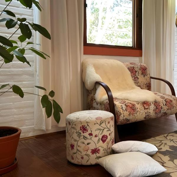 CHALÉ AZALÉA Lindo chalé NO CAMPO com roupas de cama e banho impecáveis, Wi-Fi StarLink de alta velocidade, cozinha equipada, estacionamento privativo, decks, jardins, lareiras, conforto, privacidade e belíssimas paisagens - Foto 5