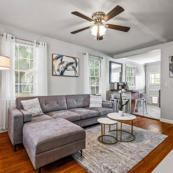 East Hill Oasis Near Beaches & Downtown, hotel v destinaci Pensacola