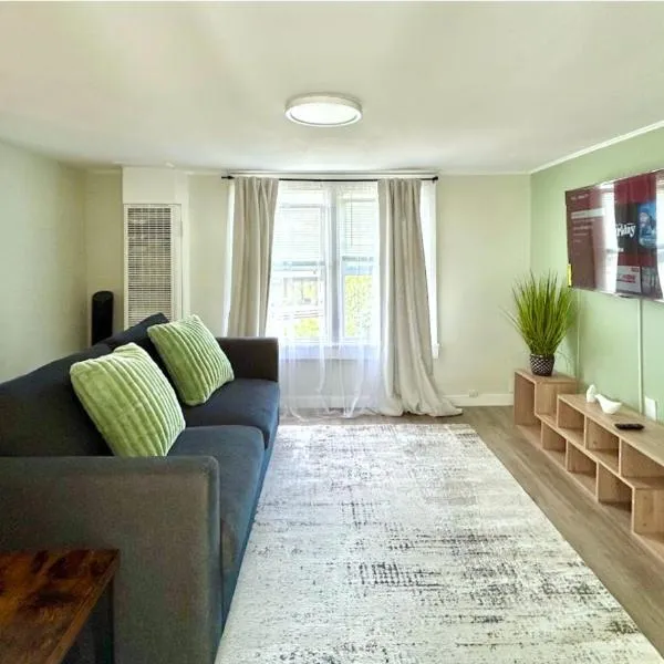 Charming & Bright Gem Prime Location Street Parking #3, hotel v destinaci Renton