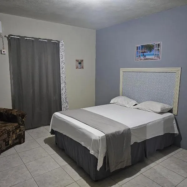 Modern apt at West village, hotel v destinaci Montego Bay