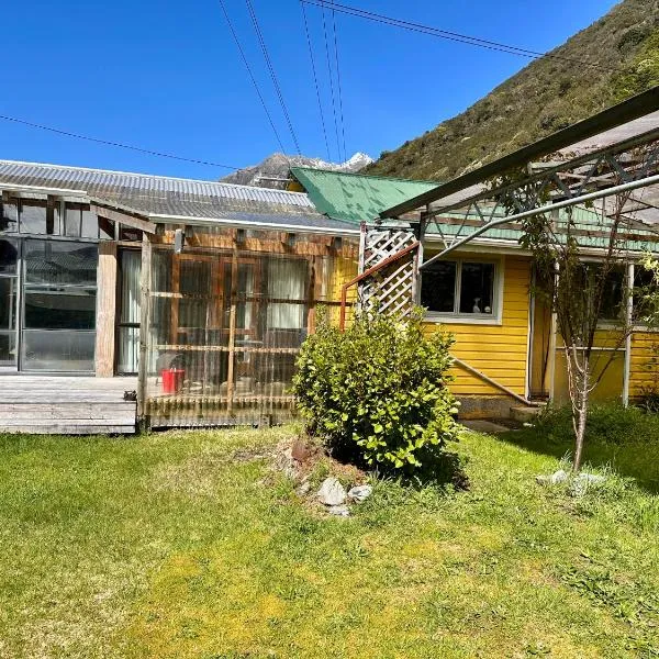 Basic Bach, Holiday Home in the Mountains, hotel v destinaci Otira