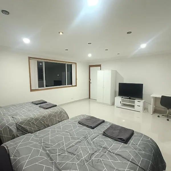 Large, Family Room with Spacious, Private Balcony - GE, hotel v destinaci Holroyd
