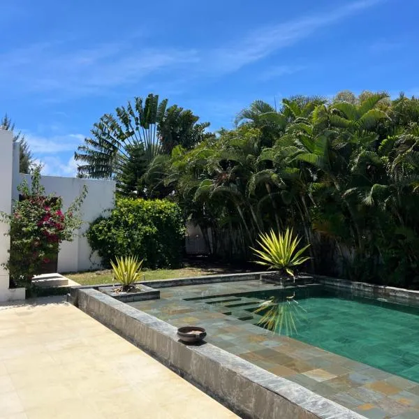 Blue Palm Villa with Private Pool & Tropical Garden, hotel v mestu Cap Malheureux