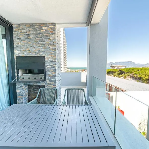 Beachfront Apartment with wrap around terrace in Blouberg, 04 Azul, hotel in Bloubergstrand